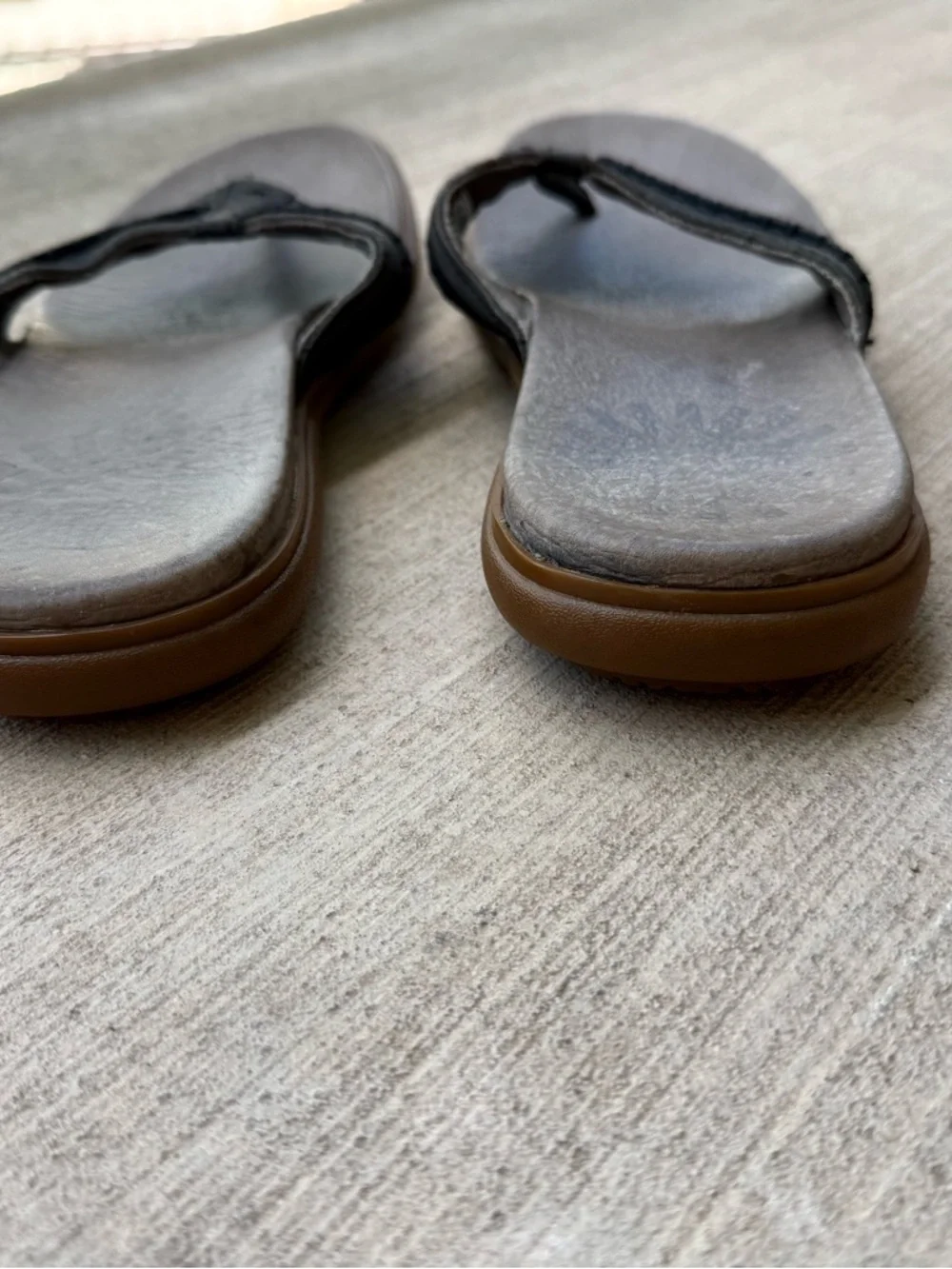 UGG 1002246 Men’s Size 8 Black Leather Flip Flop Thong Sandals Brown Sole